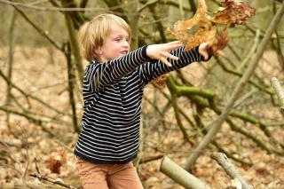 Enfant dans forêt de jeux © Yves Adams